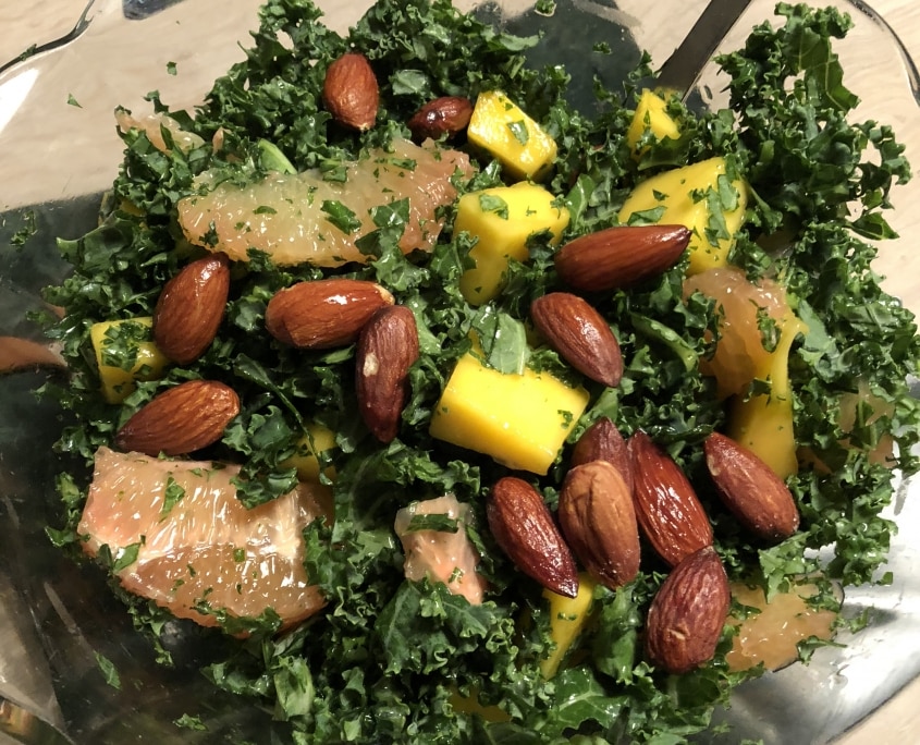 Grønkål salat mango grape mandler